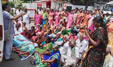 சத்துணவு -அங்கன்வாடி ஓய்வூதியர் சங்கத்தினர் மறியல்