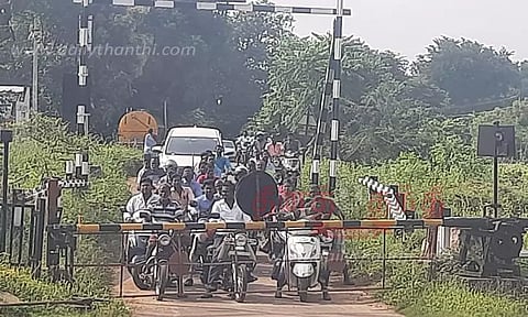 மலையடிப்பட்டியில் தண்டவாளத்தை கடக்க மேம்பாலம் அமைக்க வேண்டும்; வாகன ஓட்டிகள் கோரிக்கை