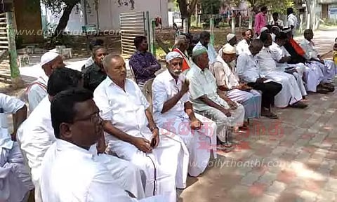 மார்க்சிஸ்ட் கம்யூனிஸ்டு கட்சியினர் காத்திருப்பு போராட்டம்