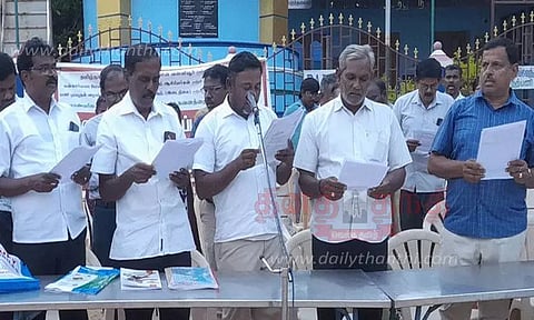 வள்ளியூரில் பள்ளி ஆசிரியர்கள் கவன ஈர்ப்பு ஆர்ப்பாட்டம்