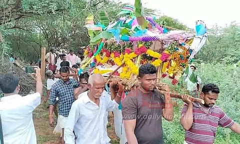 மயான பாதையில் முள்வேலி அமைப்பு: முதியவரின் உடலை கொண்டு செல்ல முடியாததால் பரபரப்பு