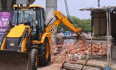 பாளையங்கோட்டையில் ஆக்கிரமிப்புகள் அகற்றம்