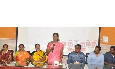 அரசு ஆஸ்பத்திரியில் செவிலியர்கள் கூட்டம்