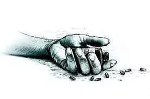 கே.என்.பாளையம் அருகே கடன் பிரச்சினையால் கணவன்-மனைவி விஷம் குடித்து தற்கொலை முயற்சி