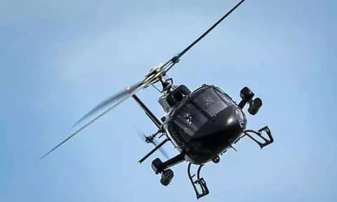 செக் குடியரசு நாட்டில் ஹெலிகாப்டரில் இருந்து ஒரு மில்லியன் டாலர் பணத்தை வீசி எறிந்த நபர்..!