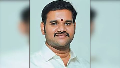 திருவொற்றியூரில் தி.மு.க. பிரமுகர் மகன் வெட்டிக்கொலை - முகமூடி அணிந்து வந்த மர்மநபர்கள் அலுவலகத்துக்குள் புகுந்து வெறிச்செயல்