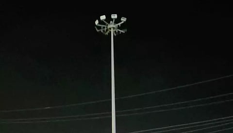 மறைமலைநகர் ரெயில் நிலையம் எதிரே ஜி.எஸ்.டி. சாலையில் உயர் கோபுர மின்விளக்குகள் எரியாததால் வாகன ஓட்டிகள் அவதி