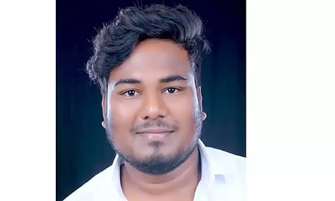 தியாகதுருகம் அருகே லாரி மீது மோட்டார் சைக்கிள் மோதல்; பட்டதாரி வாலிபர் பலி