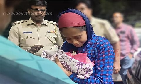 கோலார் அரசு ஆஸ்பத்திரியில் ஆண் குழந்தையை கடத்திய தமிழக பெண் அதிரடி கைது