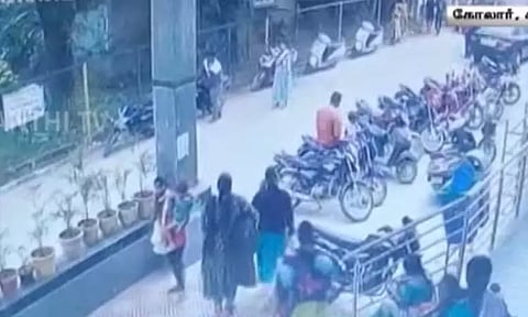 குழந்தையை கொஞ்சுவதுபோல் பையில் மறைத்து தூக்கிச் சென்ற பெண்கள் - கர்நாடகாவில் அதிர்ச்சி சம்பவம்