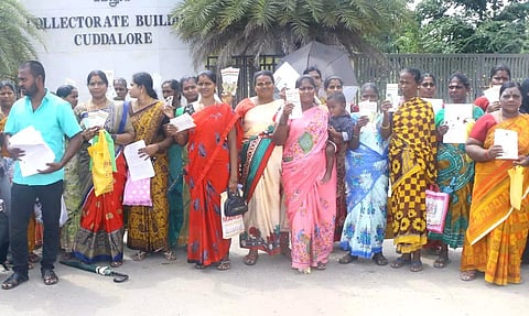 கலெக்டர் அலுவலகத்தில் ரேஷன் கார்டுகளை ஒப்படைக்க வந்த பொதுமக்களால் பரபரப்பு