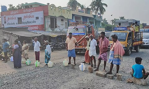 குடிநீர் கேட்டு காலிக்குடங்களுடன் கிராமமக்கள் மறியல்