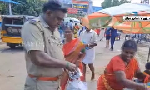 கோவில் அருகே பூஞ்சை பிடித்த கெட்டுப்போன உணவு விற்பனை.. உணவு பாதுகாப்புத்துறை அதிகாரிகள் அதிரடி