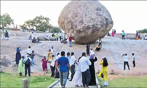 மாமல்லபுரத்தில் குவிந்த சுற்றுலா பயணிகள்