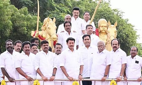 மதுரை தெப்பக்குளத்தில் உள்ள மருது சகோதரர்கள் சிலைக்கு முதல்-அமைச்சர் மு.க.ஸ்டாலின் மரியாதை