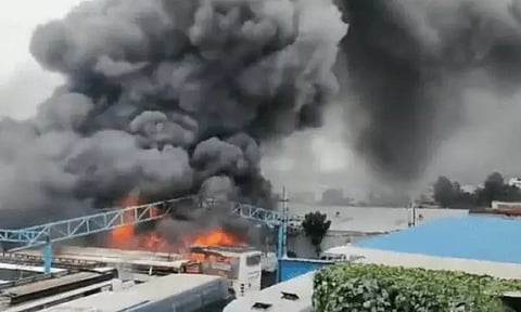 பெங்களூரு டெப்போவில் பயங்கர தீ விபத்து.. பற்றி எரியும் பேருந்துகள்: வீடியோ