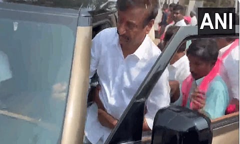 பிரசார களத்தில் பி.ஆர்.எஸ். எம்.பி-க்கு கத்திக்குத்து.. தெலங்கானாவில் அதிர்ச்சி.!