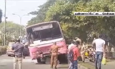 சென்னை வண்ணாரப்பேட்டையில் மாநகர பேருந்து தடுப்புச்சுவர் மீது மோதி விபத்து