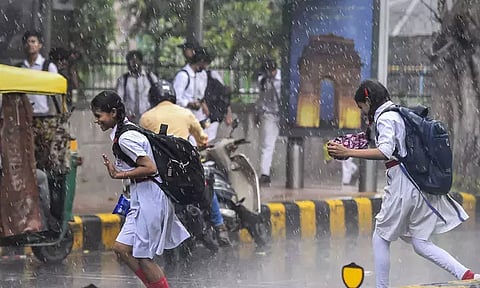 கனமழை எதிரொலி: 4 மாவட்டங்களில் பள்ளிகளுக்கு மட்டும் நாளை விடுமுறை