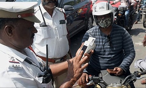சென்னையில் அமலுக்கு வந்த வேகக்கட்டுப்பாடு: அபராத நடவடிக்கையில் இறங்கிய போக்குவரத்து போலீசார்!