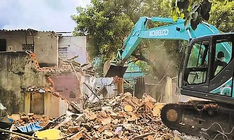 அனகாபுத்தூரில் அடையாறு ஆற்றங்கரையோர ஆக்கிரமிப்புகள் அகற்றம்