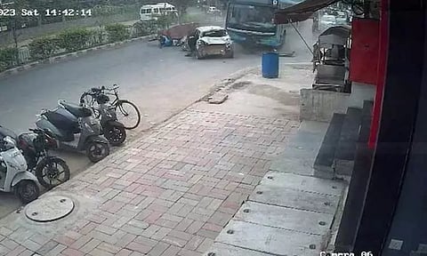 கட்டுப்பாட்டை இழந்த சொகுசு பஸ்... கார், பைக்குகளை இடித்து தள்ளியது - ஒருவர் உயிரிழப்பு