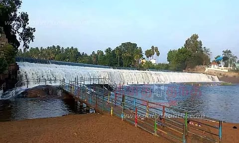 வெள்ளப்பெருக்கு காரணமாக கொடிவேரி அணையில் சுற்றுலா பயணிகள் குளிக்க தடை