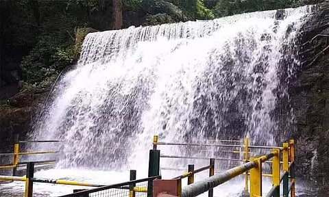 சுருளி அருவியில் வெள்ளப்பெருக்கு - சுற்றுலா பயணிகள் குளிக்க தடை