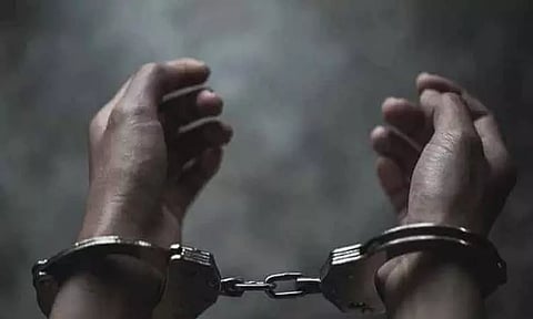 பெண் நிருபரை தாக்கி, தகாத முறையில் நடந்த பட தயாரிப்பாளர்