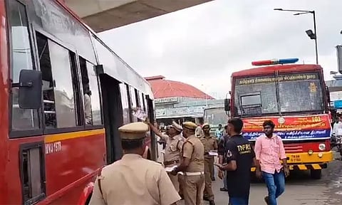 விபத்தில்லா தீபாவளி கொண்டாடுவது குறித்து கோயம்பேடு பேருந்து நிலையத்தில் பொதுமக்களிடம் விழிப்புணர்வு