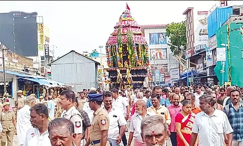 தென்காசி காசி விஸ்வநாதர் கோவிலில் ஐப்பசி திருக்கல்யாண திருவிழா தேரோட்டம்