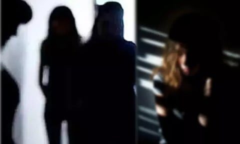 நவி மும்பை ஓட்டலில் 17 வயது சிறுமி நடத்திய விபசார விடுதி.. சுற்றி வளைத்தது போலீஸ்