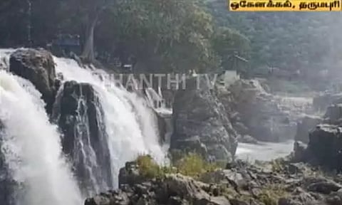 ஒகேனக்கல் காவிரி ஆற்றில் வெள்ளப்பெருக்கு - நீர்வரத்து 14,500 கன அடியாக உயர்வு