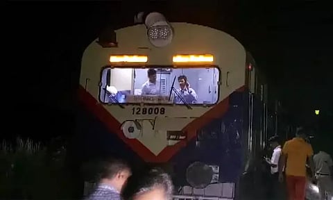 ஒடிசாவில் தடம் புரண்ட பயணிகள் ரெயில்... மாடு குறுக்கே வந்ததால் விபரீதம்