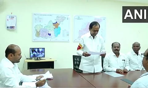 தெலுங்கானா சட்டசபைத் தேர்தல்: வேட்புமனு தாக்கல் செய்தார் முதல்-மந்திரி சந்திரசேகர ராவ்