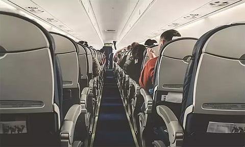 விமானத்தில் தூங்கிக் கொண்டிருந்த பெண்ணிடம் சில்மிஷம் செய்த முதியவர்