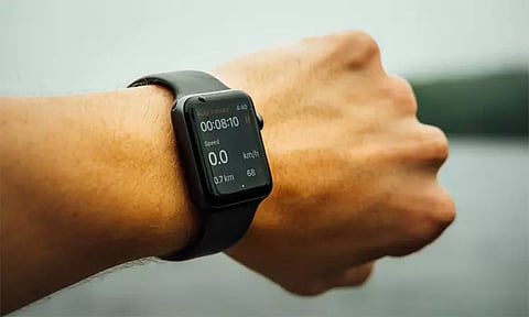 நடைப்பயிற்சி சென்ற நபருக்கு திடீர் மாரடைப்பு - உயிரை காப்பாற்றிய‛ஸ்மார்ட் வாட்ச்' எப்படி?