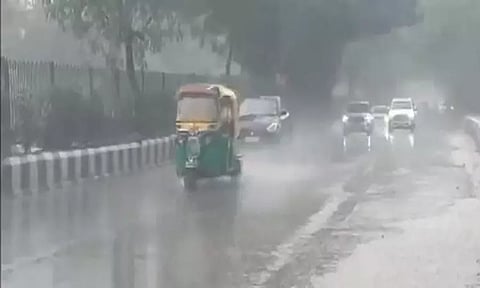 மக்களுக்கு ஆறுதல் அளித்த மழை.. டெல்லியில் காற்று மாசு, புகை மூட்டம் சற்று தணிந்தது