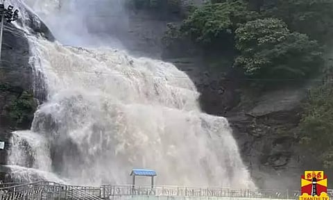 குற்றால அருவிகளில் சுற்றுலா பயணிகள் குளிக்க தடை