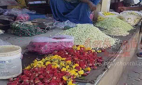 தீபாவளியையொட்டி தோவாளை மலர் சந்தையில் பூக்களின் விலை கிடுகிடு உயர்வு.!