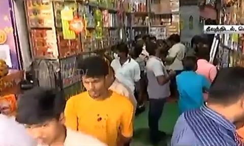 தீபாவளி பண்டிகை: புத்தாடை, பட்டாசு, இனிப்புகள் வாங்க கடைவீதிகளில் குவிந்த மக்கள்...!