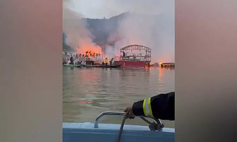 ஜம்மு காஷ்மீரில் படகு வீடு தீ பிடித்து விபத்து: சுற்றுலா பயணிகள் 3 பேர் உயிரிழப்பு