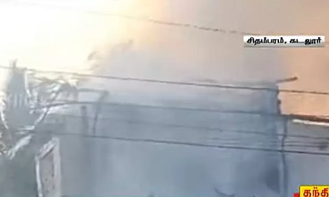 தீபாவளி ராக்கெட் ஏவிய சிறுவர்கள்.. மொத்தமாக எரிந்து கருகிய குடிசை...!