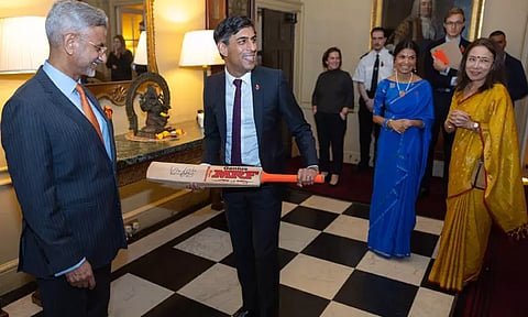 இங்கிலாந்து பிரதமர் ரிஷி சுனக்கிற்கு விராட் கோலி கையெழுத்திட்ட பேட்டை பரிசளித்த மத்திய மந்திரி ஜெய்சங்கர்...!