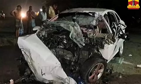 சத்தியமங்கலம் அருகே மரத்தில் கார் மோதி பயங்கர விபத்து - 4 பேர் உயிரிழப்பு