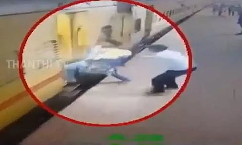 ஓடும் ரெயிலில் கைக்குழந்தையுடன் ஏற முயன்று தவறி விழுந்த பெண்