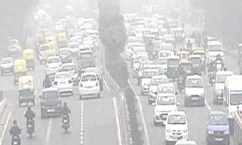 காற்று மாசு எதிரொலி: டெல்லியில் தனியார் வாகனங்களின் பார்க்கிங் கட்டணம் இரட்டிப்பாக உயர்வு.!