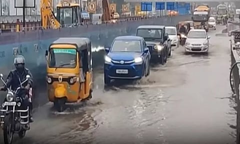 சென்னையில் விட்டு விட்டு பெய்து வரும் மழை - வாகன ஓட்டிகள் அவதி
