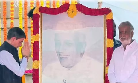 ஜவகர்லால் நேருவின் பிறந்தநாள்: கவர்னர் ஆர்.என்.ரவி மலர் தூவி மரியாதை