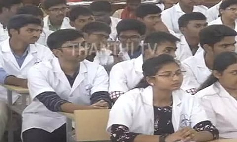 10 லட்சம் மக்கள் தொகைக்கு 100 மருத்துவ இடங்கள் - அறிவிப்பை நிறுத்தி வைத்தது தேசிய மருத்துவ ஆணையம்